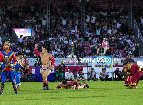 Э.Батмагнай хөлс гаргалгүй найм давлаа